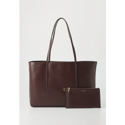 Abbildung von Calvin Klein Coated Emblem Shopping Bag, Damen, Größe: One Size, Fudge aop
