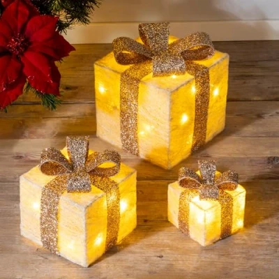 Abbildung von Spetebo LED Dekoobjekt Geschenkboxen mit Timer 3er Set creme, Timerfunktion, fest verbaut, warm weiß, Weihnachts Deko Boxen weiß beleuchtet