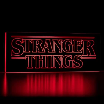 Abbildung von Paladone Stranger Things Leuchte Logo schwarz/rot, USB oder batteriebetrieben, in Geschenkverpackung.