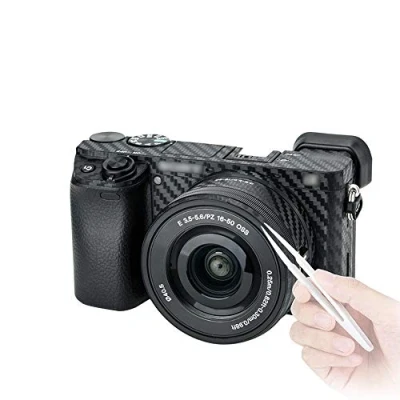 Abbildung von KIWIFOTOS Anti Kratz Schutz Aufkleber für Sony Alpha A6400 A6300 Kamera + 16 50 mm Objektiv rutschfeste Kohlefaser Muster Abdeckung Folie