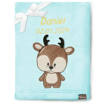 Abbildung von Be Mammy Personalisierte Babydecke mit 3D Applikation Warme Kuscheldecke Namen und Geburtsdatum; Perfektes Baby Geschenk; Blanket; Krabbeldecke BE20 280 (Puderblau Hirsch)