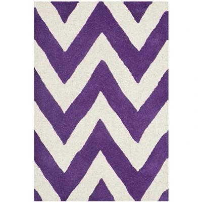 Abbildung von SAFAVIEH Modern Teppich für Wohnzimmer, Esszimmer, Schlafzimmer Cambridge Collection, Kurzer Flor, Lila und Elfenbein, 122 X 183 cm