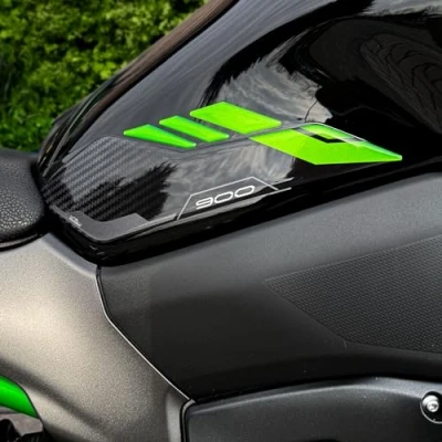 Abbildung von Resin Bike Aufkleber Motorrad Kompatibel Mit Kawasaki Z900 2023 2024. Seitenschutzgitter Tank Schutzfolie vor Stößen und Kratzern. Aufklebersatz 3D Harzklebstoff Stickers Made in Italy