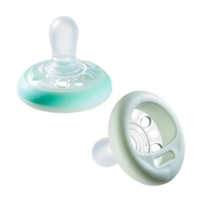 Abbildung von Tommee Tippee Natürlich Geformter Schnuller für die Nacht, Hautähnliche Textur, Symmetrische Kiefergerechte Form, Leuchtet im Dunkel, Inklusive Sterilisator Box, 0 6 M, 2 er Set