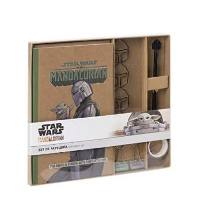 Abbildung von CERDÁ LIFE&#039;S LITTLE MOMENTS Set Papeleria The Mandalorian &amp; Baby Yoda Incluye Cuaderno Kraft A5 21 x 13 cm Boligrafo Negro de Metal, Cinta Adhesiva, Clips con Forma y 2 Metálicos