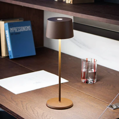 Abbildung von Zafferano, Olivia Pro Lampe, Tragbare und Wiederaufladbare Tischlampe mit Touch Control, Geeignet für Wohnzimmer Außenbereich, Dimmer, 2200 3000 K, Höhe 35 cm, Farbe Corten