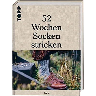 Abbildung von 52 Wochen Socken stricken. Die schönsten Stricksocken internationaler Designerinnen des Laine Magazines: Das außergewöhnlichste Sockenbuch aller Zeiten. Edler Leineneinband, Prägung und Lesebändchen