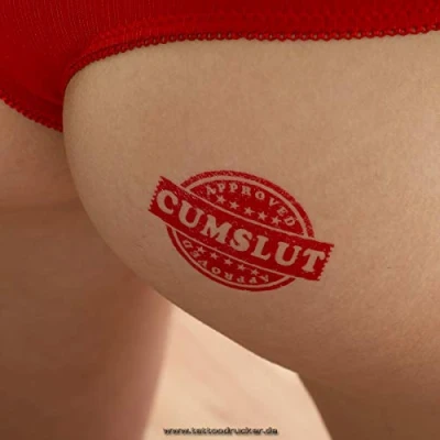 Abbildung von 2 x APPROVED CUMSLUT Stempel Abzeichen in rot Sexy Kinky Fetisch Temporary Tattoo (2)