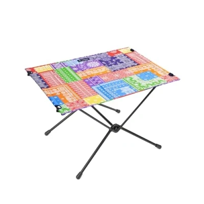 Abbildung von Helinox Table One Hardtop Die zusätzliche Stabilität Einer harten Oberfläche Macht diesen ausgesprochen gut verstaubaren Reisetisch außergewöhnlich vielseitig, Bandana Quilt