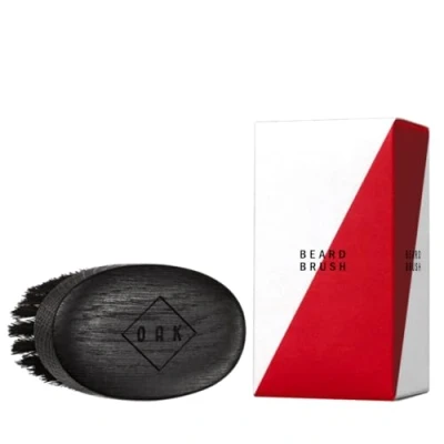 Abbildung von OAK BEARD BRUSH I Bartbürste (92 x 51 mm): Formt den Bart, macht ihn geschmeidig. Bartstyling für Männer mit Vollbart. Prämiertes Produktdesign aus Berlin.