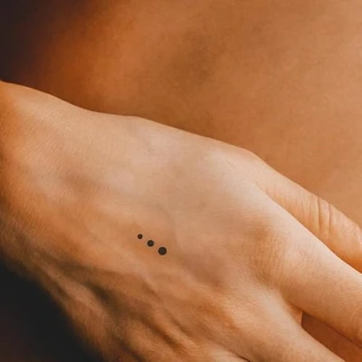 Abbildung von Inkster Tattoo Drei Punkte vegane &amp; wasserfeste Temporäre Tattoos für Erwachsene EU Kosmetikzertifizierte Farbe revolutionäres 2 Wochen Premium Klebetattoos Fake