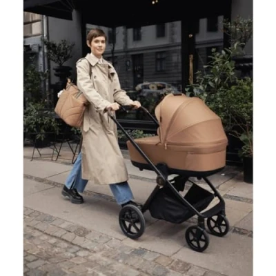 Abbildung von Venicci Claro 2in1 Reisesystem inklusive Kinderwagen, Maxi COSI/Cybex Adapter 8 teiliges Bundle Caramel