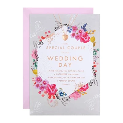 Abbildung von Hallmark Glückwunschkarte zur Hochzeit für Paare, geprägtes Design mit Charm Anhänger.