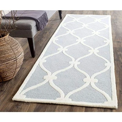 Abbildung von SAFAVIEH Modern Teppich für Wohnzimmer, Esszimmer, Schlafzimmer Cambridge Collection, Kurzer Flor, Blau und Elfenbein, 76 X 244 cm