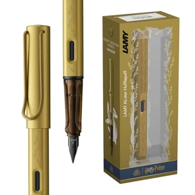 Abbildung von Lamy AL star Harry Potter Hufflepuff Füller Special Edition Füllhalter mit Gravur des Hauses Stahlfeder in Strichbreite M leichtes Aluminiumgehäuse inkl. Tintenpatrone T10 blau Rechtshänder