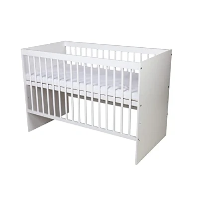 Abbildung von KMbaby Babybett TANY Weiß 120 x 60 cm mit Matratze Baby Kinderbett Gitterbett Lattenrost 3 Stufen Höhenverstellbar Lackiertes Kiefernholz