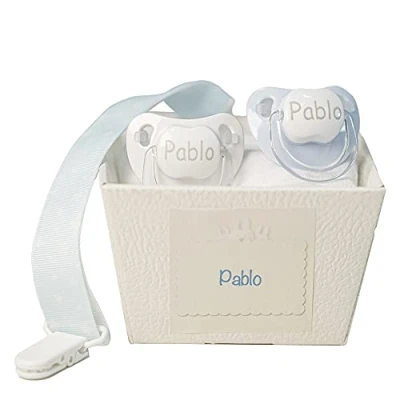 Abbildung von BebeDeParis. personalisierter Baby Schnuller mit Namen (2 Stück), 0 6 Monate, BPA freier Silikon Sauger und Schnullerhalter, inklusive Box (Blau)