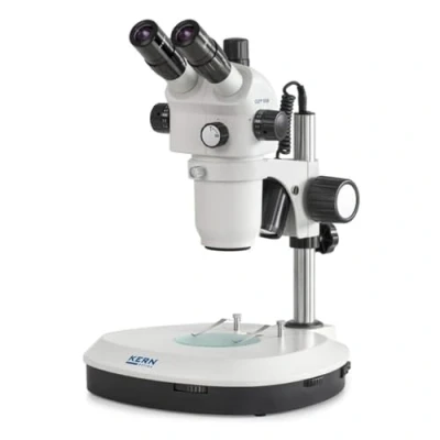 Abbildung von KERN Optics Stereo Zoom Mikroskop für Flexible und Professionelle Anwender, Trinokular Tubus, 0.6x 5.5x Objektiv, Säule, 3W LED Auflicht, Durchlicht