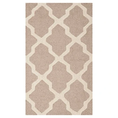 Abbildung von SAFAVIEH Geometrisch Teppich für Wohnzimmer, Esszimmer, Schlafzimmer Cambridge Collection, Kurzer Flor, Beige und Elfenbein, 91 X 152 cm