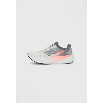 Abbildung von New Balance FuelCell Rebel V5 NYC Gr. 41½ Grau 000324615