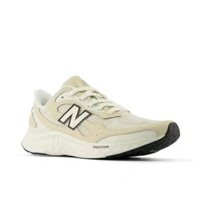 Abbildung von New Balance Fresh FOAM Arishi V4 Laufschuh Straße, Herren, Größe: 43, Beige Schuhe