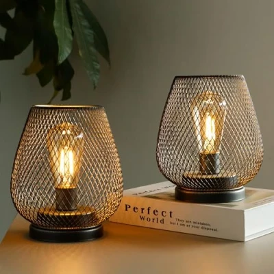 Abbildung von TRIROCKS Set Von 2 Metall Batteriebetriebene Lampe 17cm Hoch Metallkäfig Form Kabellose Tischlampe Batterie Laternen Mit LED Edsion Birne Für Patio Garten Hochzeitsfeiern Indoor Outdoor (Braun)