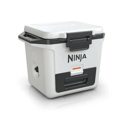 Abbildung von Ninja FrostVault Hard Cooler 28L, Premium isolierte Kühlbox, hält Eis bis zu 6 Tage, integrierte Trockenaufbewahrungsschublade mit Kühlschranktemperatur, passt 48 Dosen, Cloud White FB131EUWH