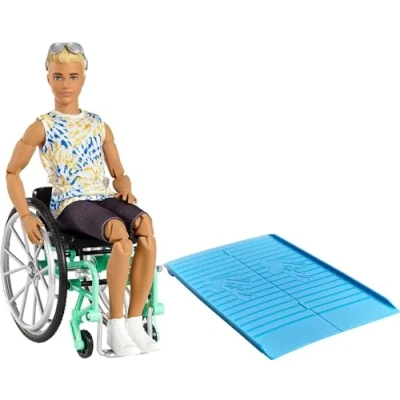 Abbildung von Barbie GWX93 Ken Puppe mit Rollstuhl und Rampe, bekleidet einem Batik Shirt, schwarzen Shorts, weißen Sneakern Sonnenbrille, Spielzeug für Kinder von 3 bis 8 Jahren