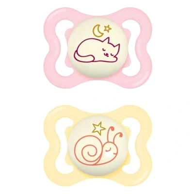 Abbildung von MAM Supreme Night Schnuller im 2er Set, leuchtender Babyschnuller für eine gesunde Zahn und Kieferentwicklung, beugt Hautreizungen vor, mit Schnullerbox, 0 6 Monate, Katze/Schnecke