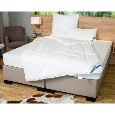 Abbildung von Beco Microfaserbettdecke &quot;BeCo Medibett MF50 Made in Green&quot;, 4 Jahreszeiten, Füllung Klimafaser, Bezug Microfaser Feinbatist, (1 St.)