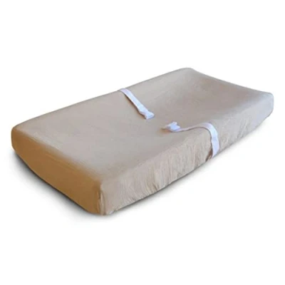 Abbildung von Mushie Waschbar Wickelauflagenbezug Wickelauflagehbezug 70x45 cm, Passend für Standard Wickelauflage Verstellbare Sicherheitsgurte (Pale Taupe)