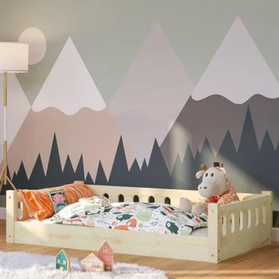 Abbildung von Bellabino Bodenbett Miera 80x160 cm, Montessori Kinderbett Natur lackiert, Bett für Kinder inkl. Rausfallschutz und Rolllattenrost mit offener Seite aus Birke Sperrholz