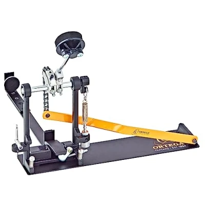 Abbildung von Ortega Guitars Cajon Pedal Links Percussion Series Metall mit Schaumstoffschläger für Trommelkiste, Drum Box Inklusive Tasche und Key (OCJP L GB)