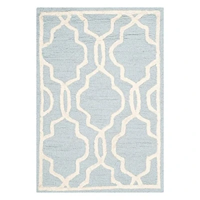 Abbildung von SAFAVIEH Geometrisch Teppich für Wohnzimmer, Esszimmer, Schlafzimmer Cambridge Collection, Kurzer Flor, Hellblau und Elfenbein, 122 X 183 cm