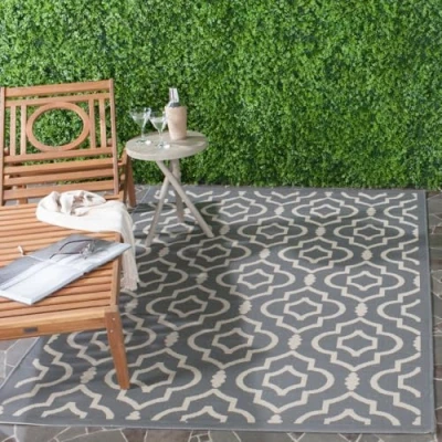 Abbildung von SAFAVIEH Geometrisch Teppich für Innen &amp; Außenbereich Wasserdicht Courtyard Collection, Kurzer Flor, Anthrazit und Beige, 160 X 231 cm