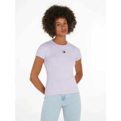 Abbildung von Tommy Jeans Rundhalsshirt TJW SLIM BADGE RIB TEE in Rippoptik, mit Logo Stickerei