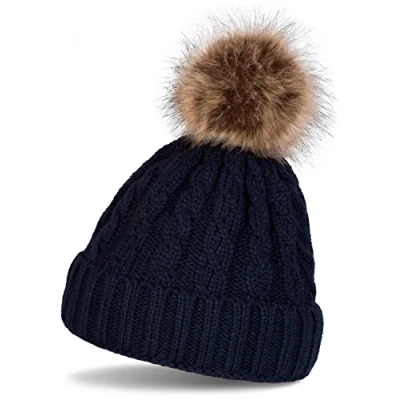 Abbildung von styleBREAKER Zopfmuster Bommelmütze, Strickmütze mit Fellbommel, Winter Beanie Mütze, Unisex 04024064, Farbe:Midnight Blue