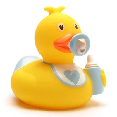 Abbildung von Baby Badeente Junge I Quietscheente L: 7,5 cm inkl. Badeenten Schlüsselanhänger im Set