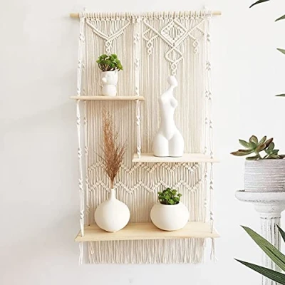 Abbildung von Ricemru Holz Hängendes Regal mit Seil 3 Ebenen Handgewebte Makramee Wandbehang Lang Wandregal Wand Wandschaukel Regale Holzregal Aufhängen Boho Wanddeko