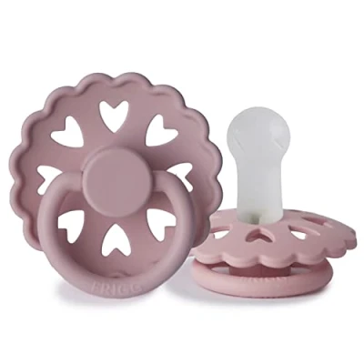 Abbildung von FRIGG Fairytale Schnuller 2 Packung Silikon BPA Frei Hergestellt in Dänemark Symmetrischer Sauger Kirschform (Twilight Mauve/Primrose, Größe (6 18 Monate))