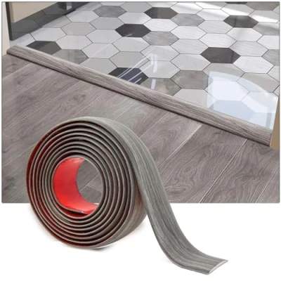 Abbildung von Art3d Selbstklebender Vinylbodenübergangsstreifen 1m Laminatbodenstreifen flacher Bodentrennstreifen zum Verbinden von Bodenlücken Teppichschwellenübergang Fliesenboden 122x4x0,3cm grau