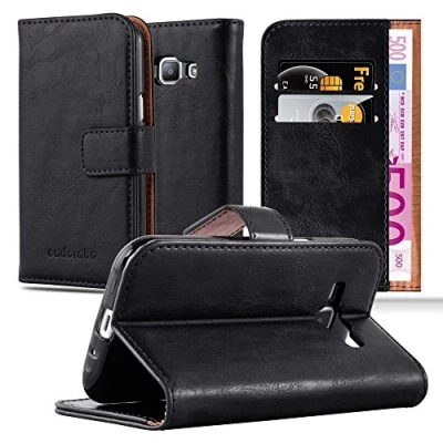 Abbildung von Cadorabo Hülle kompatibel mit Samsung Galaxy J1 2015 aus Premium Kunst Leder Flip Klappbare Stoßfeste Magnetische [Standfunktion] [Kartenfächern] Cover für Tasche in Schwarz
