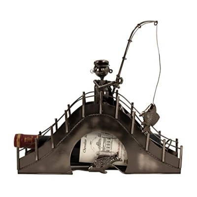 Abbildung von Unbekannt Moderner Wein Flaschenhalter Flaschenständer Angler auf Brücke aus Metall in Silber Höhe 31,5 cm Breite 33