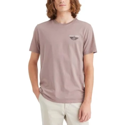 Abbildung von Dockers Herren Logo Tee TEES, Seasonal Stencil Fawn (Multi), XS