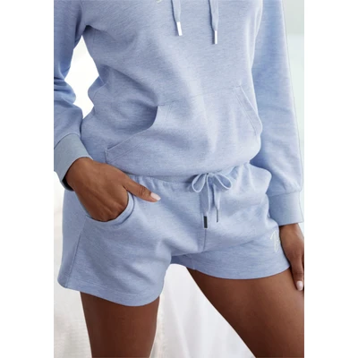 Abbildung von Bench. Loungewear Relaxshorts, mit kleiner glänzenden Logostickerei, Loungeanzug