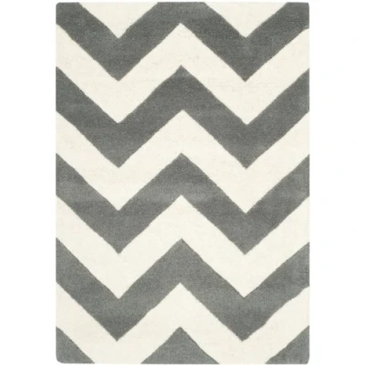 Abbildung von SAFAVIEH Zeitgenössische Teppich für Wohnzimmer, Esszimmer, Schlafzimmer Chatham Collection, Kurzer Flor, Dunkelgrau und Elfenbein, 69 X 213 cm