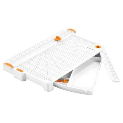 Abbildung von Fiskars SureCut Papierschneidemaschine mit Aufbewahrung A4