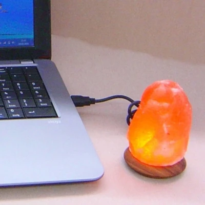 Abbildung von HIMALAYA SALT DREAMS Salzkristall Tischlampe USB Rock, LED wechselbar, Warmweiß, Handgefertigt aus jeder Stein ein Unikat, H: ca.10 cm