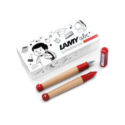 Abbildung von Lamy abc Schreiblernset rot inkl. Geschenkverpackung aus 1x kindgerechtem Schreiblernfüller mit Anfänger Feder und Bleistift, rutschfestes Griffstück, Kappe Würfel Kunststoff