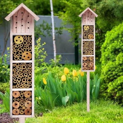 Abbildung von Holz Insektenhotel mit Erdspieß 78 cm beige Garten Deko Insektenhaus zum Aufstellen Bienenhotel Hummelhaus Holzhaus Nisthilfe für Bienen Hummeln Florfliegen Schmetterling